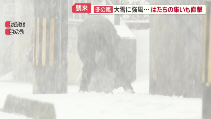 大きな雪玉を転がす人の姿も
