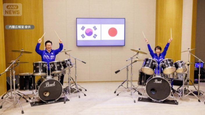 笑顔でドラムセッションをする高市総理と韓国の李在明大統領