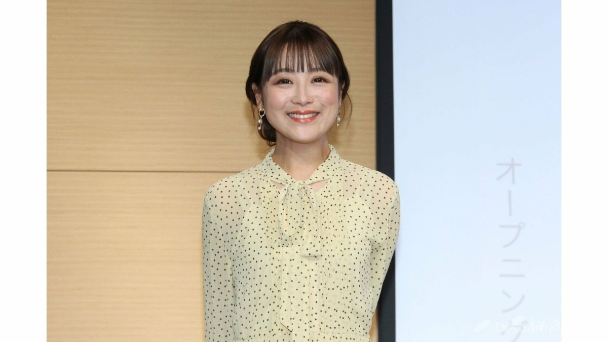 鈴木奈々がモデル仲間とのキス・ショットを公開