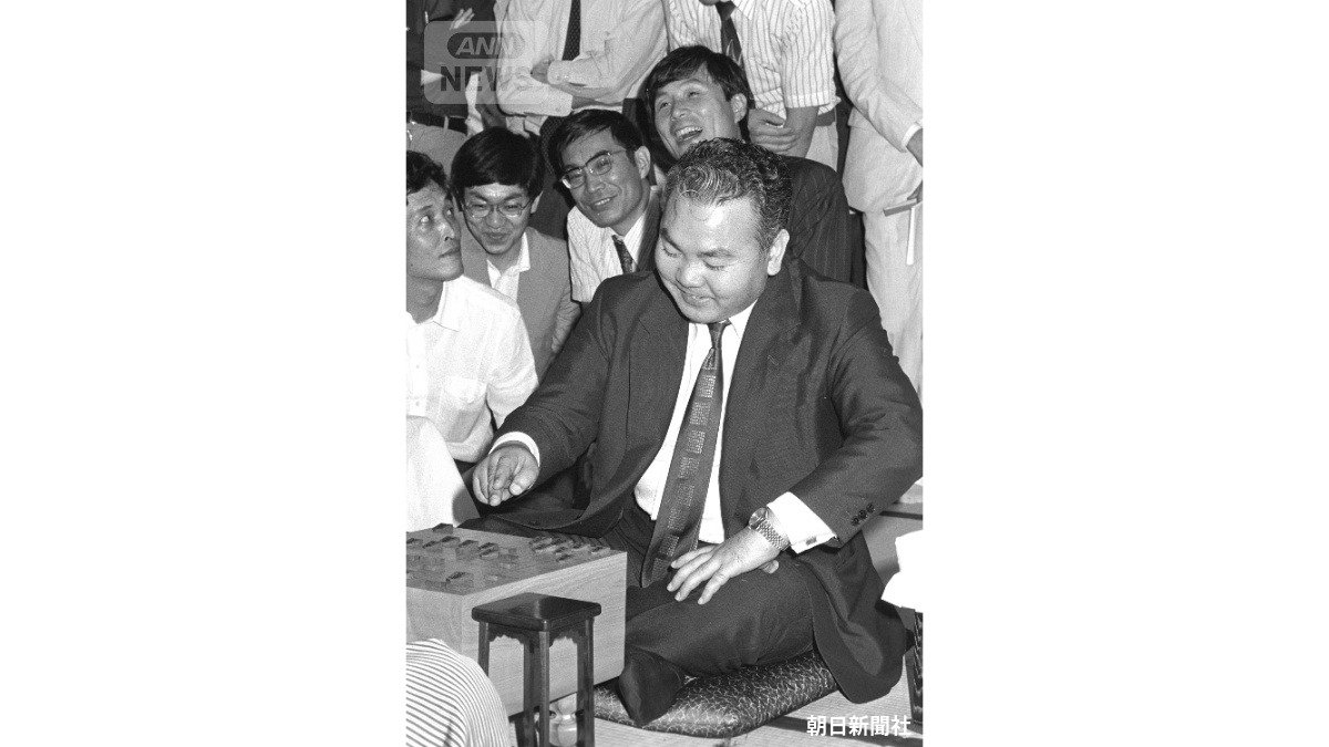 1982年7月31日夜 中原誠名人に勝ち「新名人」となった加藤一二三十段(提供:朝日新聞社)