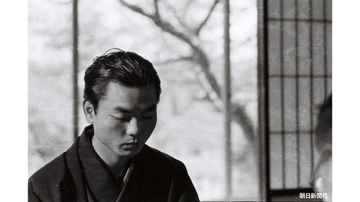 学生服代わりに新調した濃紺の羽織ハカマで、名人戦の初陣に臨んだ加藤一二三八段。「ぐっすり眠れたので、ふだんより手もよく読めた。勝負はこれからです」(提供:朝日新聞社)