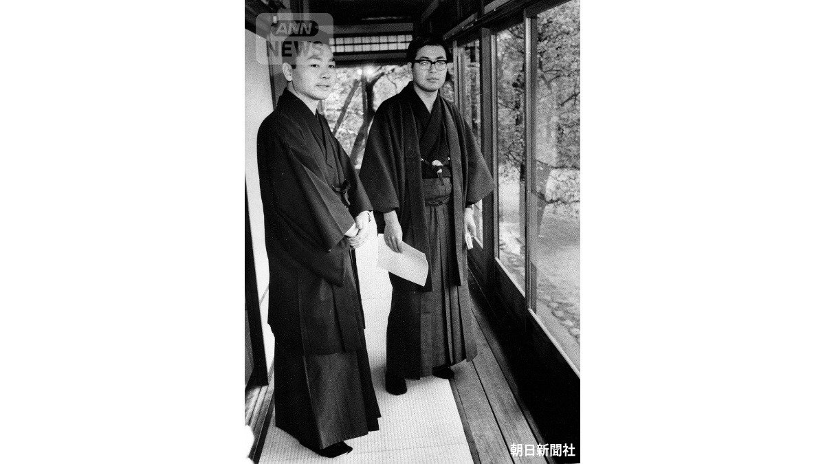 将棋名人戦第一局を前にした中原誠名人(右)と挑戦者の加藤一二三八段(提供:朝日新聞社)