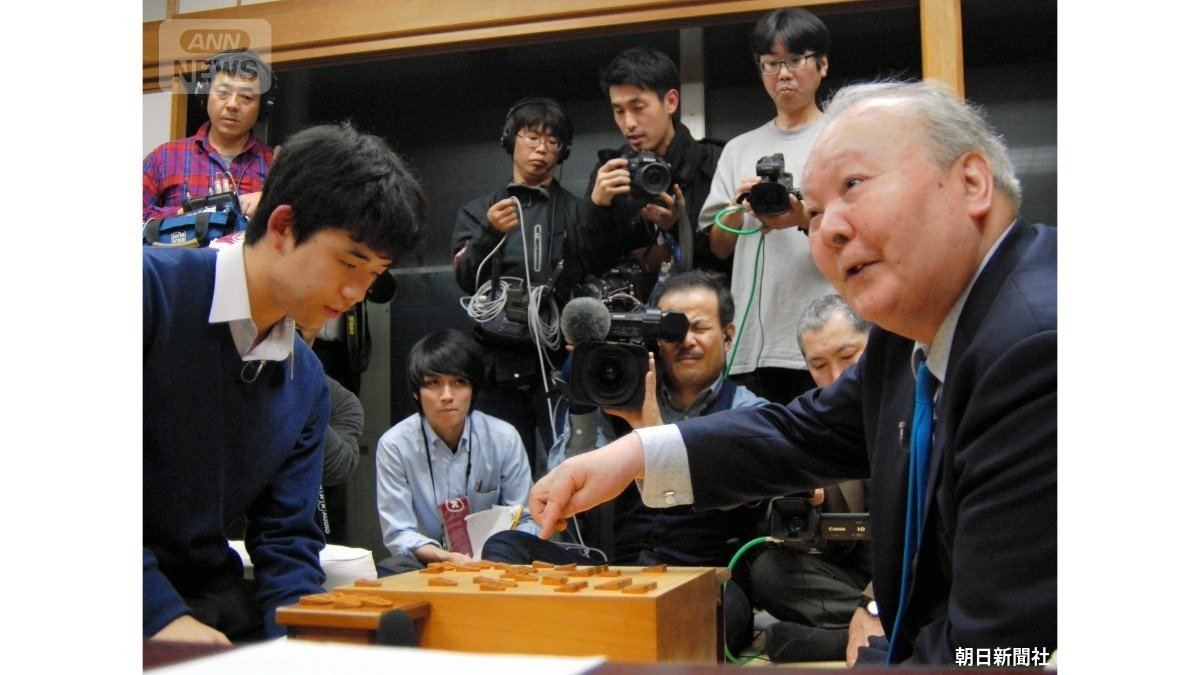 2016年12月24日 対局を振り返る加藤一二三九段と藤井聡太四段(提供:朝日新聞社)