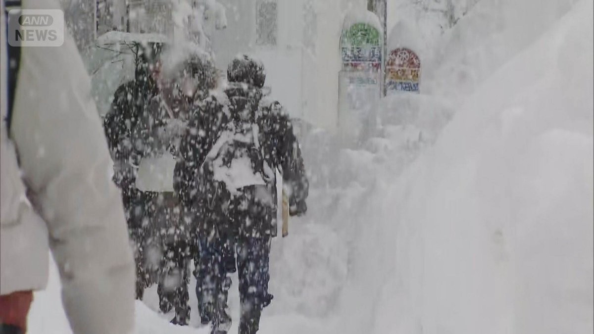 新千歳空港2夜足止め混乱続く 初日は7000人が一夜明かす　大雪で“陸の孤島”眠れぬ夜
