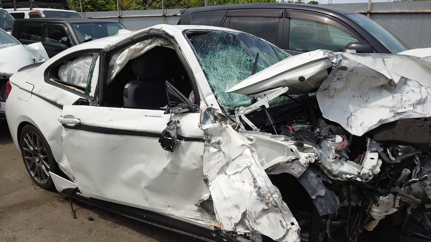時速194キロで激突し大破した加害者の車（遺族提供）