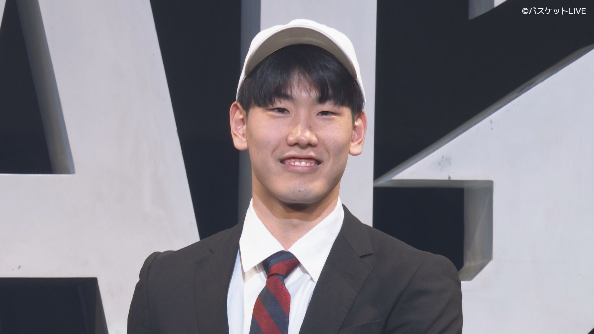 ドラフト当日に壇上でスピーチをする岩屋選手