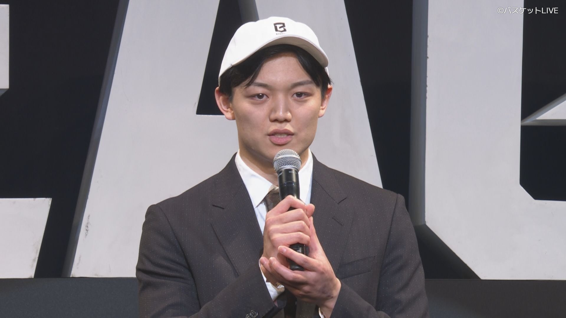 ドラフト当日に壇上でスピーチをする岩下選手