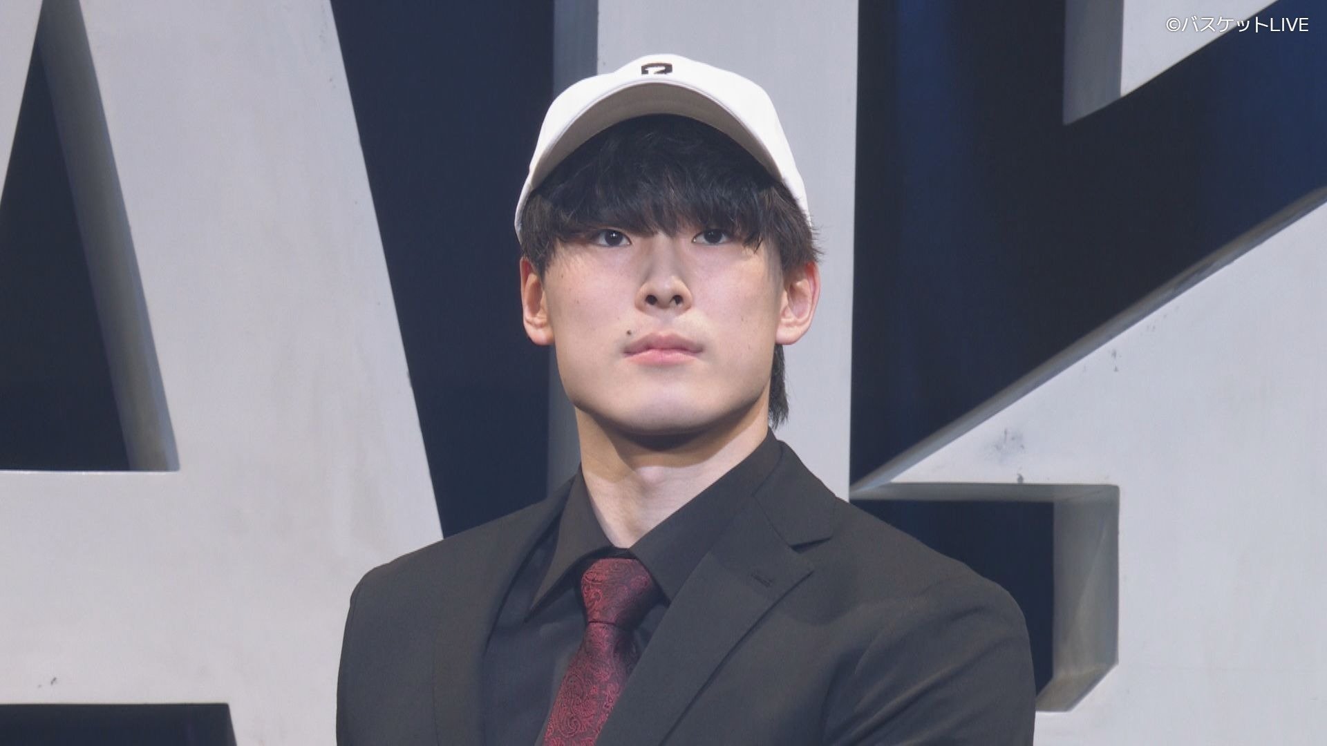 ドラフト当日に壇上にあがる西部選手