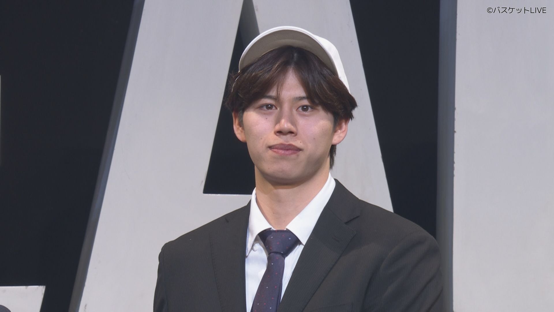 ドラフト当日に壇上にあがる泉選手