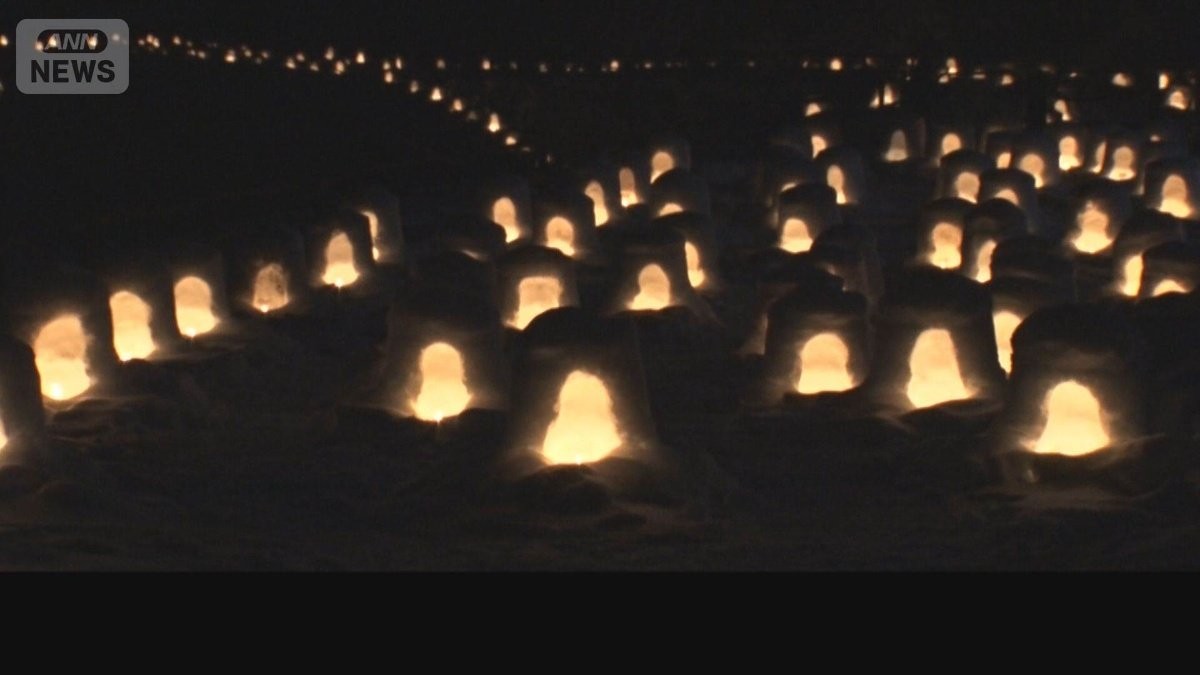「絶景過ぎる温泉」のかまくら祭り　月明かりの河川敷に揺れるろうそくの炎