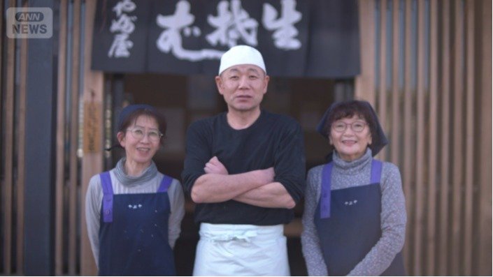今もそばを打ち続ける及川雄一さん、妻・早苗さん（左）、母・依子さん（右）（2026年2月）
