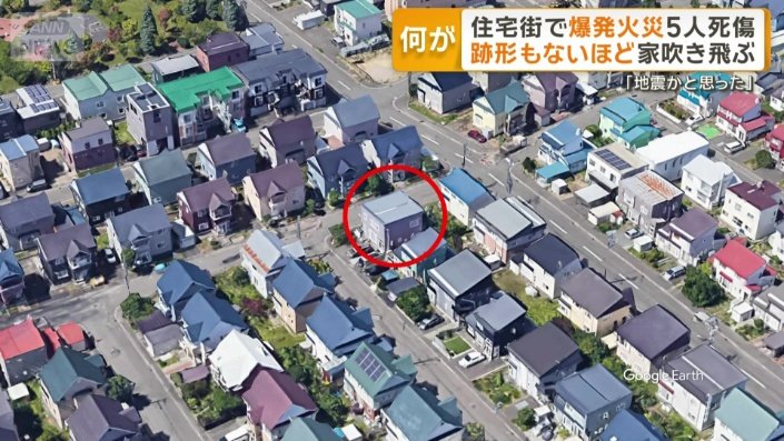 住宅街にあったグレーの屋根の家
