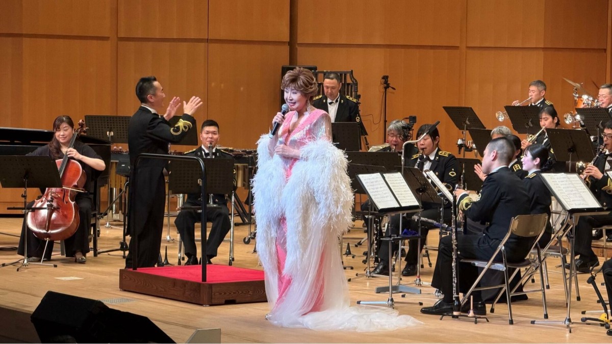 小林幸子が海上自衛隊・舞鶴音楽隊の演奏会にサプライズ出演、子どもらにチョコを配る