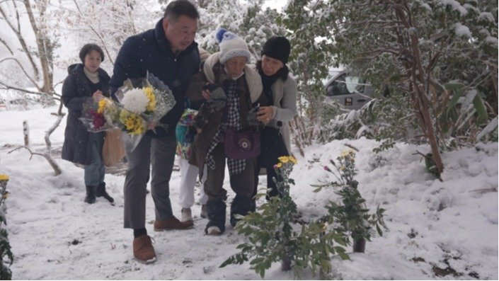 (初来日後、父親の墓参りをするロサリナさん)