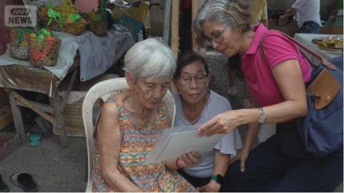 父・神庭利太さんの写真を初めてみるロサリナさん