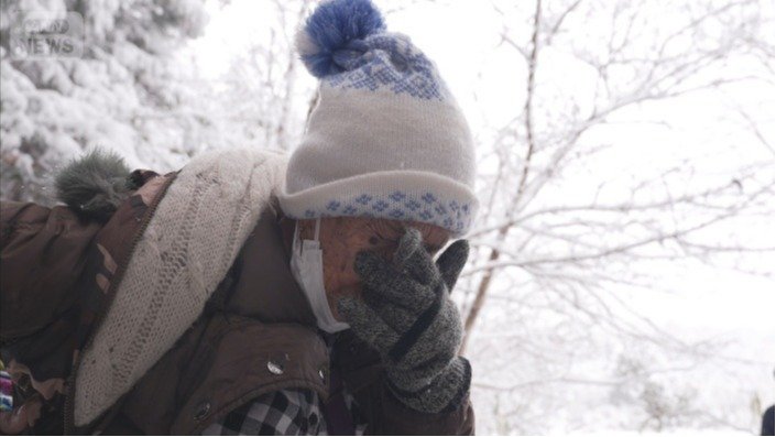 初来日後、父親の墓参りをするロサリナさん