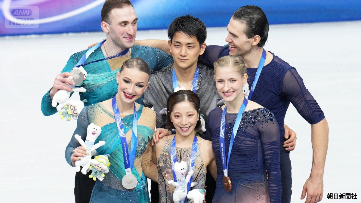 表彰式で記念撮影をする三浦璃来選手・木原龍一選手ら(提供:朝日新聞社)