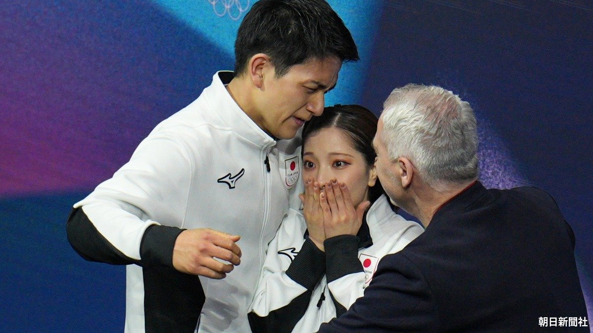 フリーの演技後、得点が発表されて驚く三浦璃来選手と喜ぶ木原龍一選手ら