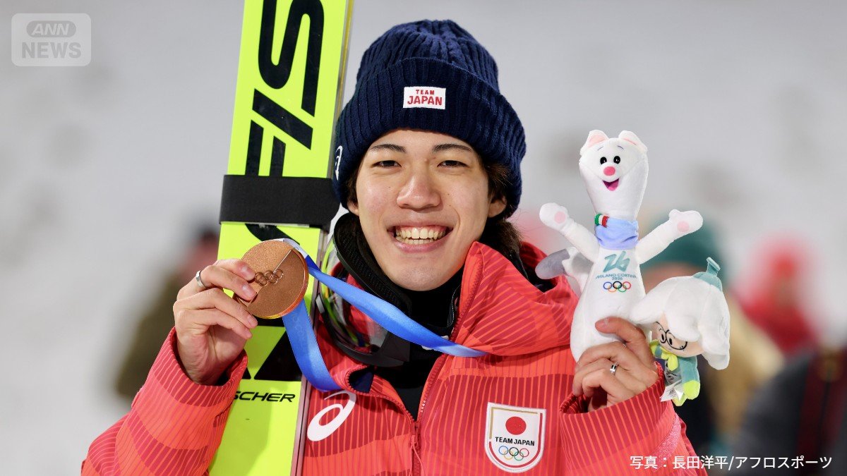 メダルを手に喜びの笑顔を見せる二階堂蓮