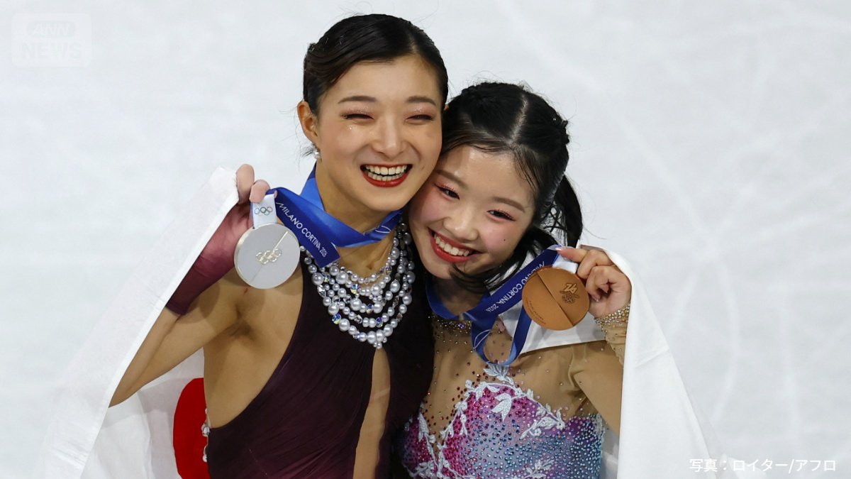 頬を寄せてメダル獲得を喜び合う選手たち