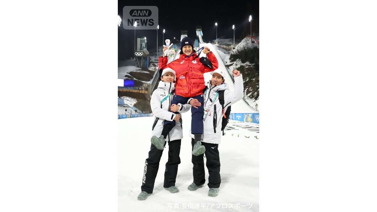 コーチらに掲げられる丸山選手