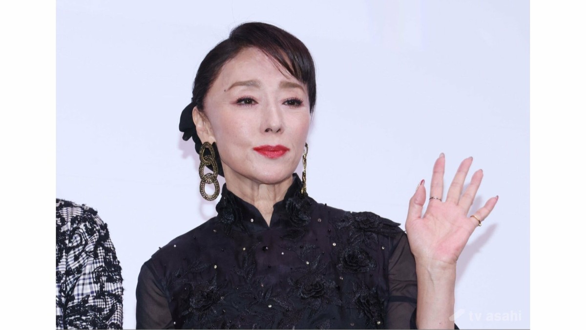 女優の浅野ゆう子がイケメン夫とハワイでラウンド、スタイル抜群のカップルが…