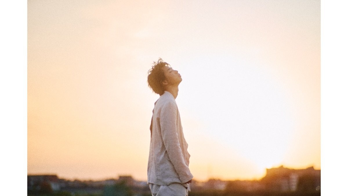 小林柊矢、新曲「Pride Chicken」配信　“さかいゆう流”制作秘話「ぱっと思いつく言葉を並べて」