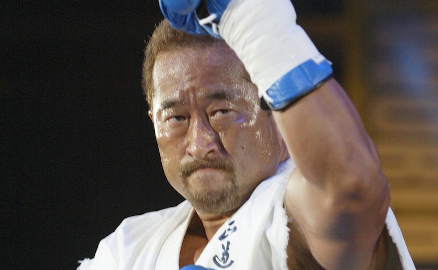 角田信朗の“23歳年下美人妻”を初公開！「娘さん？って聞かれる」出会いはDM…追っかけファンだった妻との馴れ初めは？