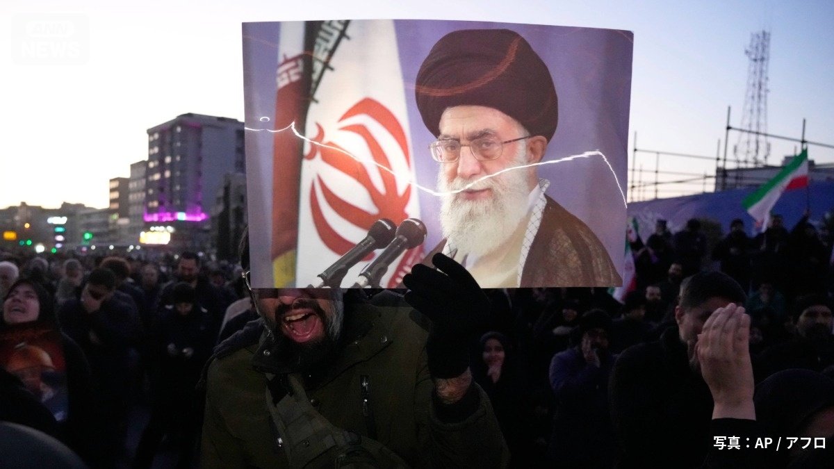 2026年3月1日、イラン国営テレビが最高指導者ハメネイ師の死去を発表した後、支持者が集会を開き、哀悼の意を表した(写真:AP/アフロ)