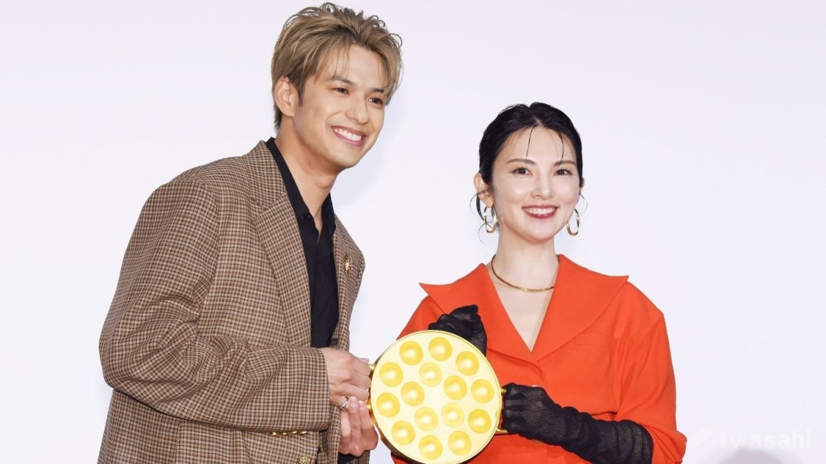 田中麗奈、2億円純金タコ焼き器を手に「重いです」