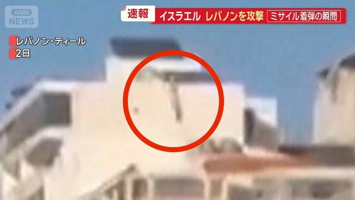 爆弾のような黒い影が落ちてきたのが分かる