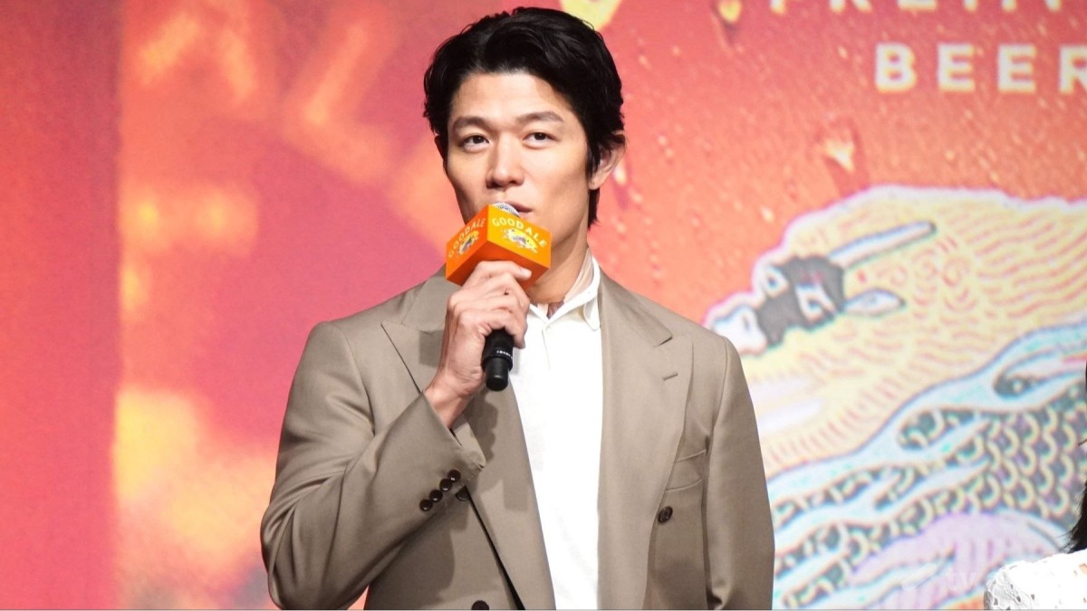 鈴木亮平、綾瀬はるかのサインを分析「それが子どもっぽいのかも」