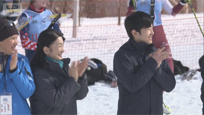 拍手を送る悠仁さまと紀子さま