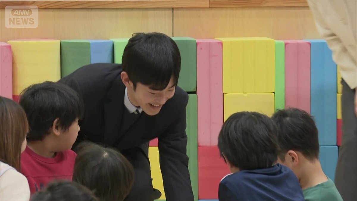 子どもたちとカルタを楽しむ悠仁さま