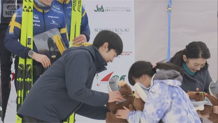 優勝チームにマスコットお渡し