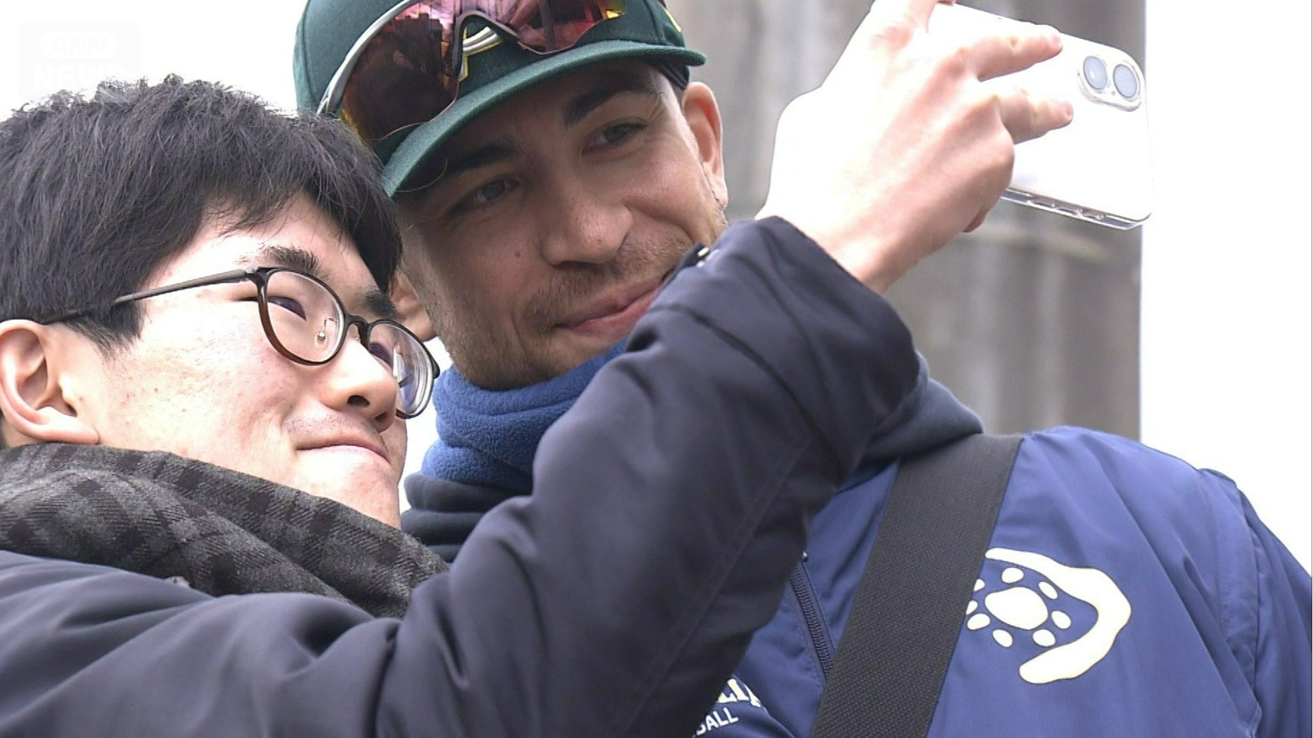 ファンと写真を撮るカリル選手