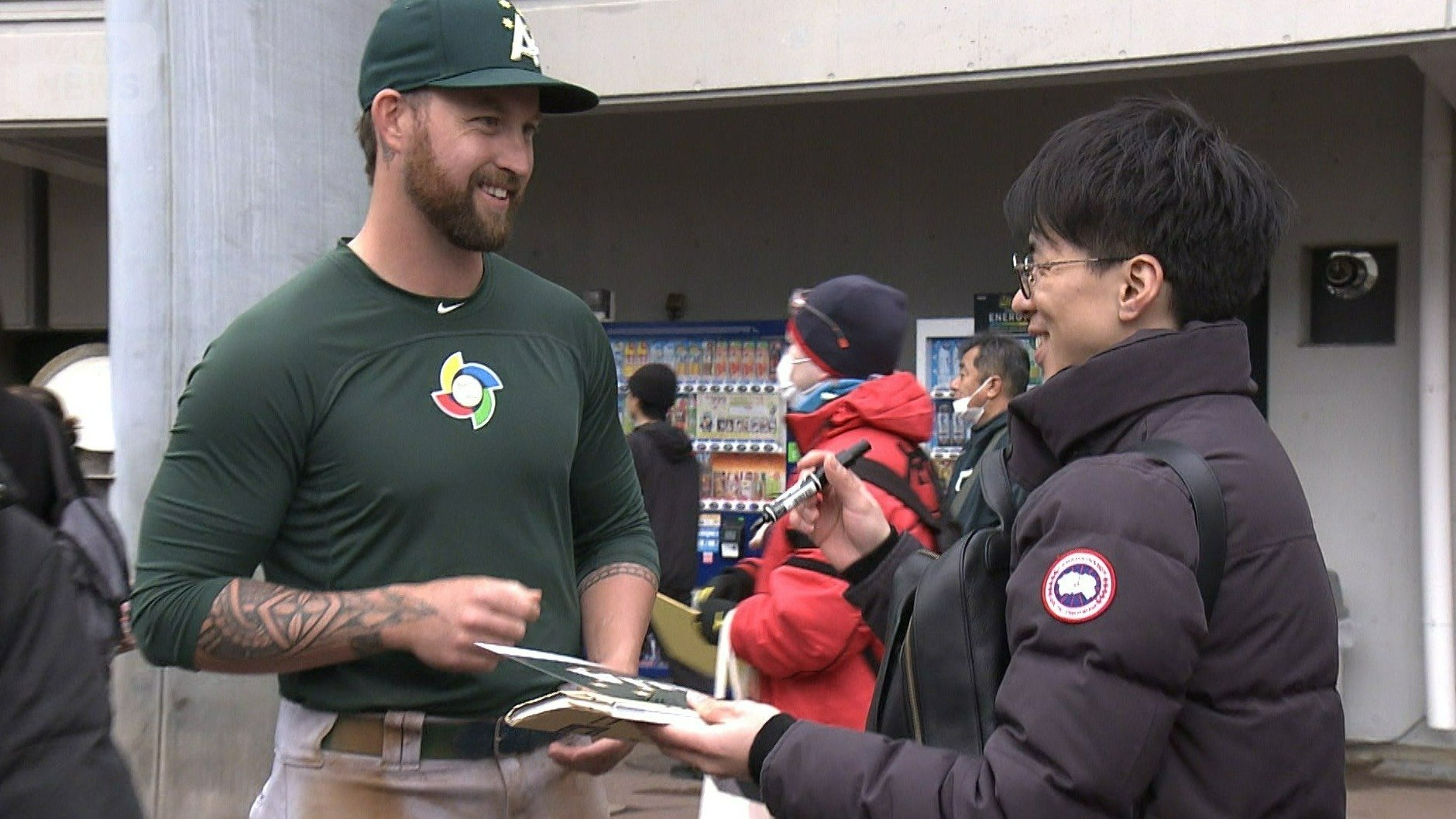 サインに応じるホワイトフィールド選手