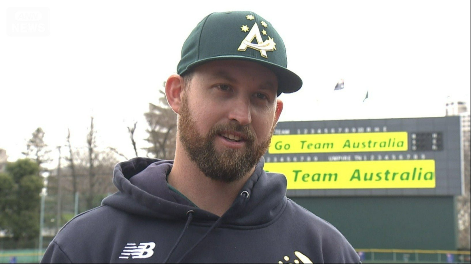 取材に応えるアーロン・ホワイトフィールド選手(29)