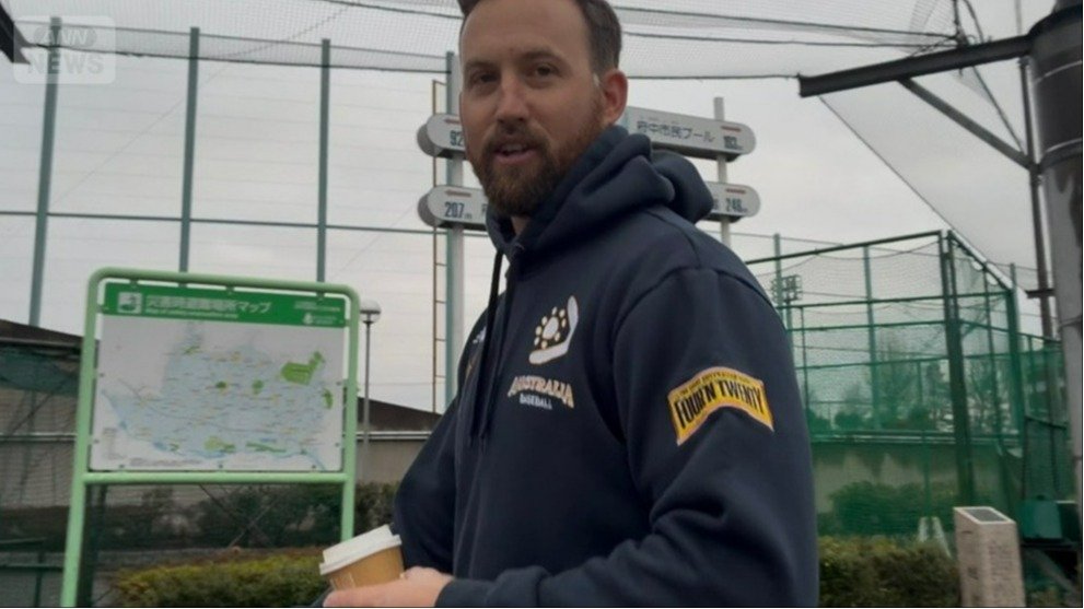 カフェラテを飲むホワイトフィールド選手