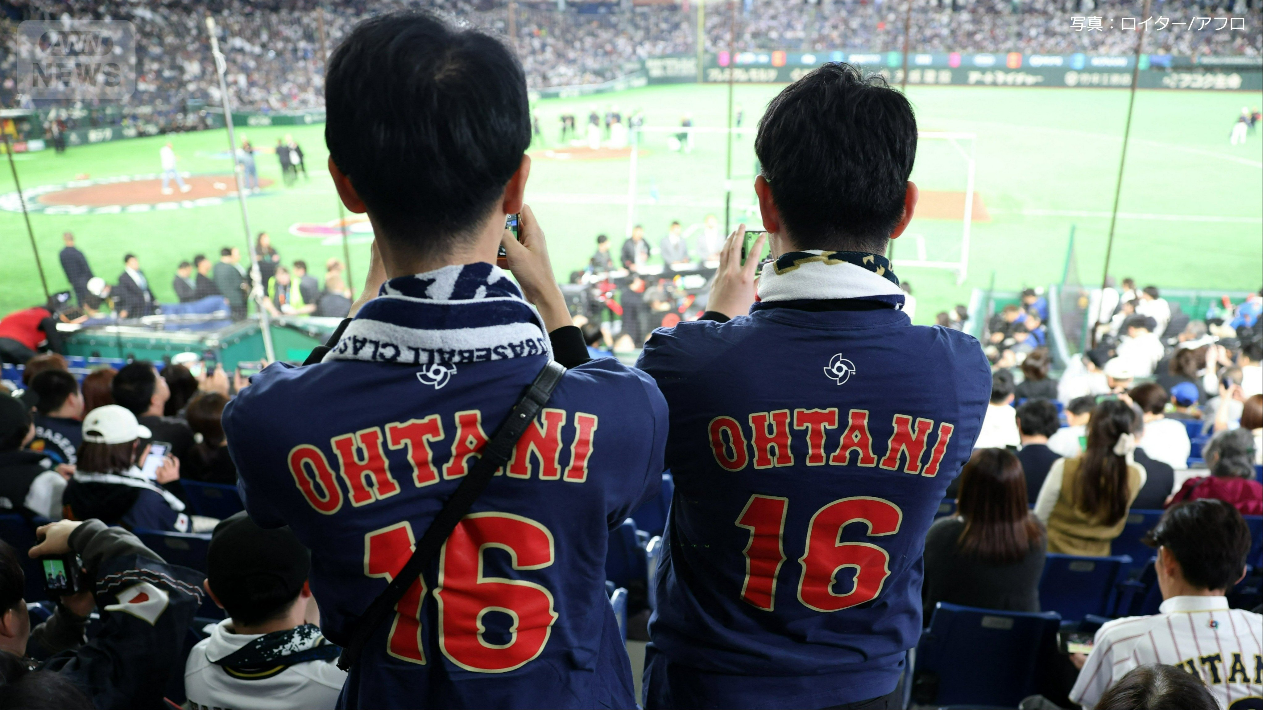 大谷選手のT-シャツを着る観客