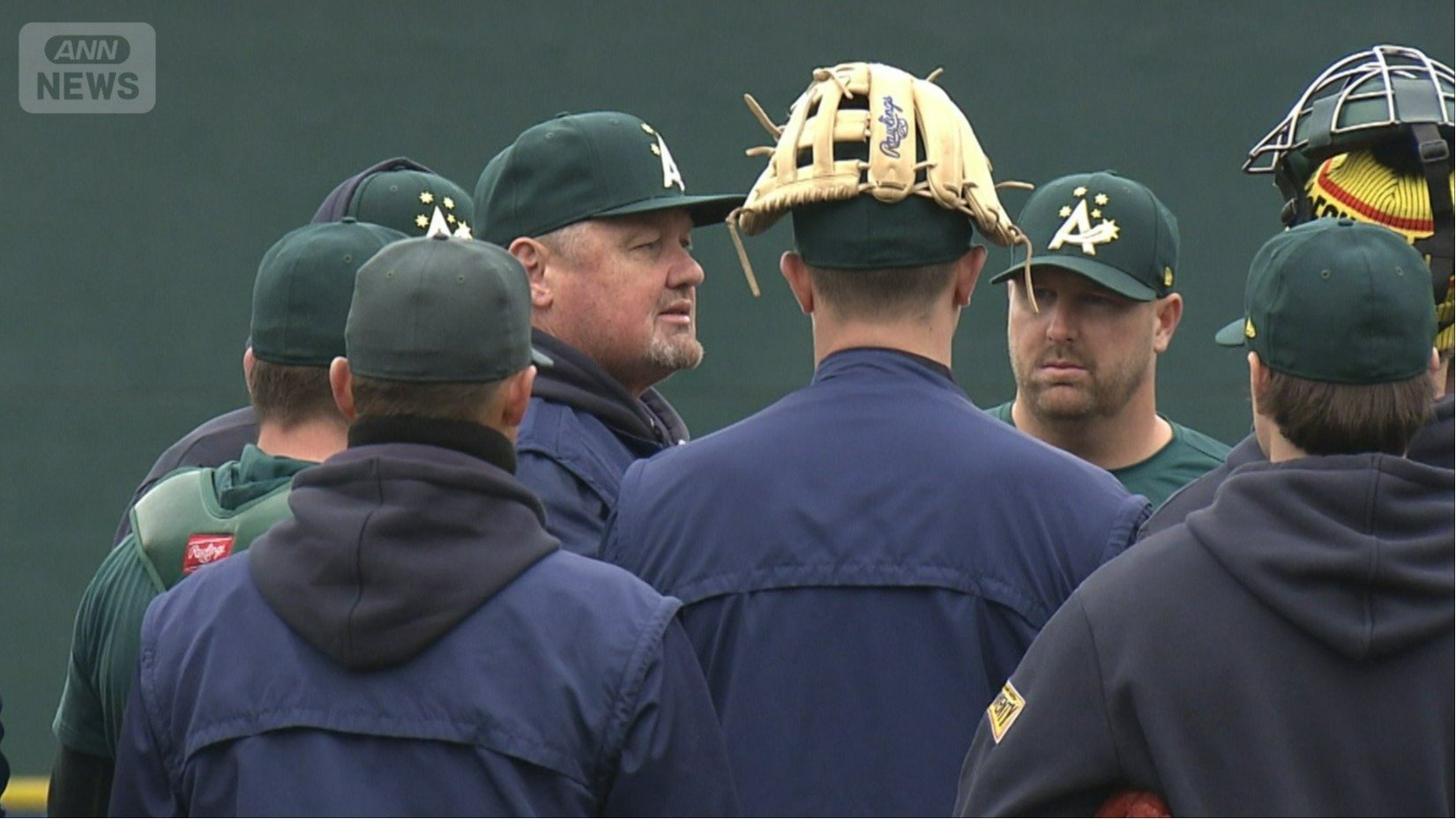 選手とミーティングをするニルソン監督