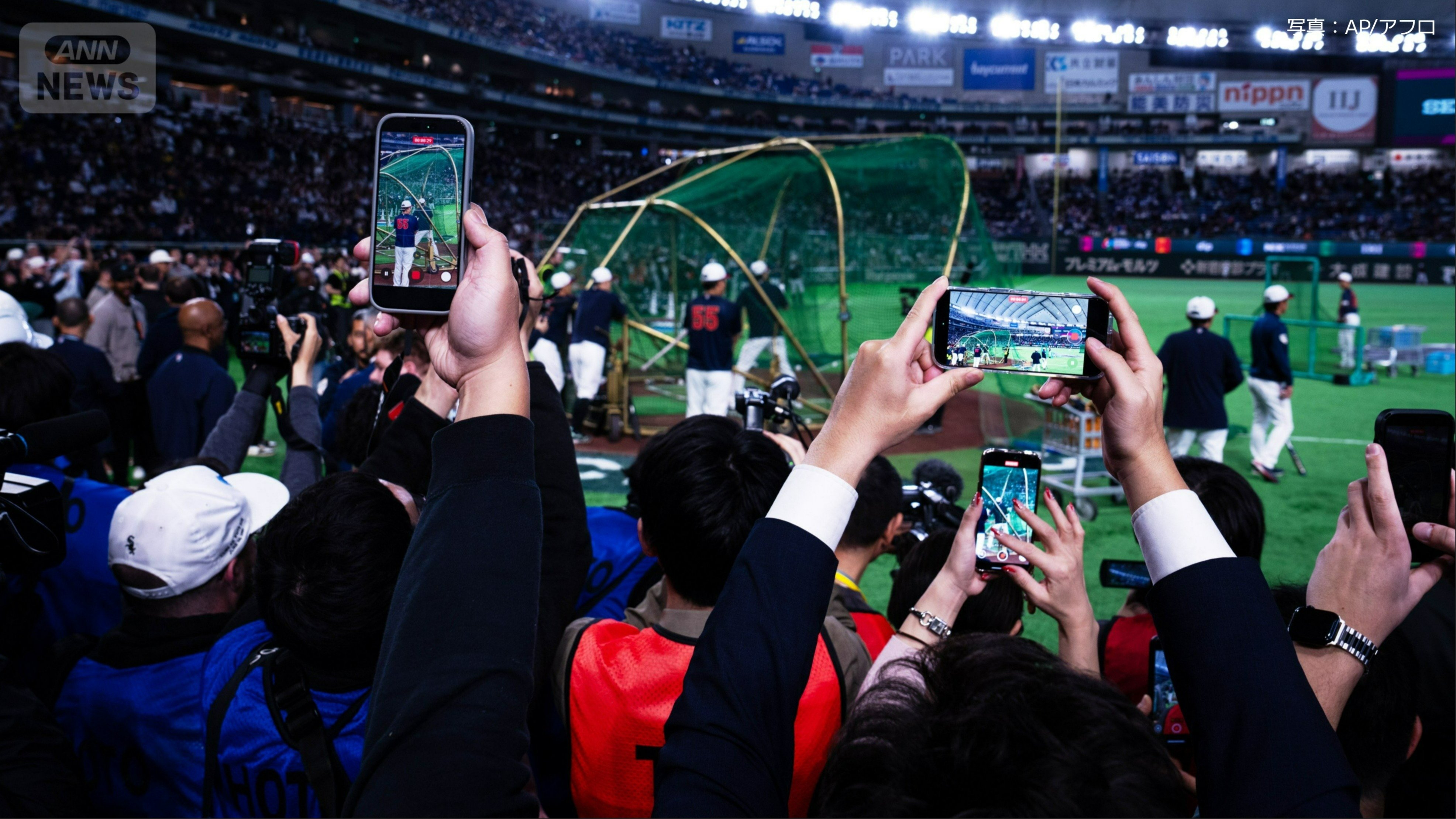 大谷選手のバッティング練習に注目する観客