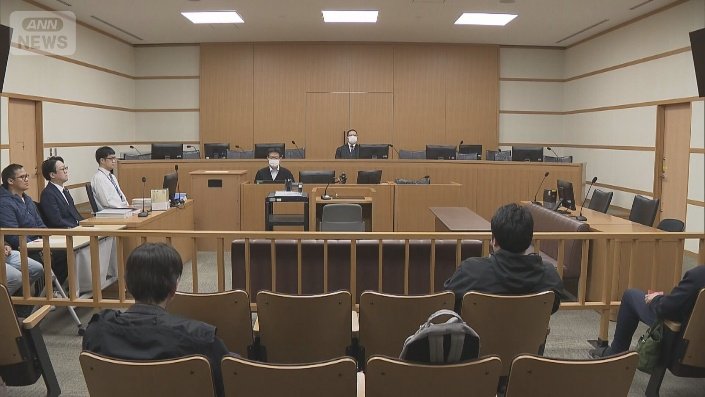 兄テジンさんは裁判に参加した(左端 テジンさん)