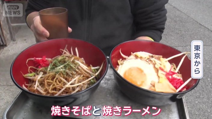 あまりに安いため、「焼きそば」と「焼きラーメン」を頼んだ