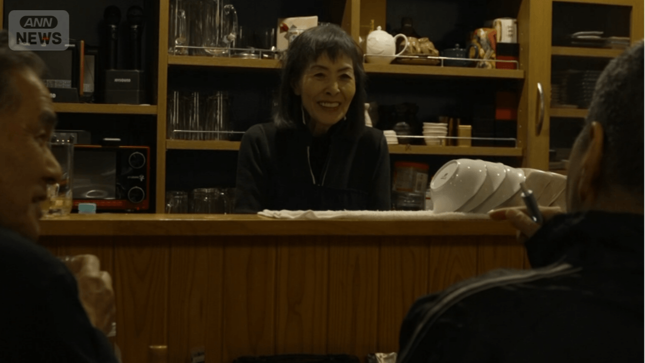 常連客と話す梅澤さん 2026年3月