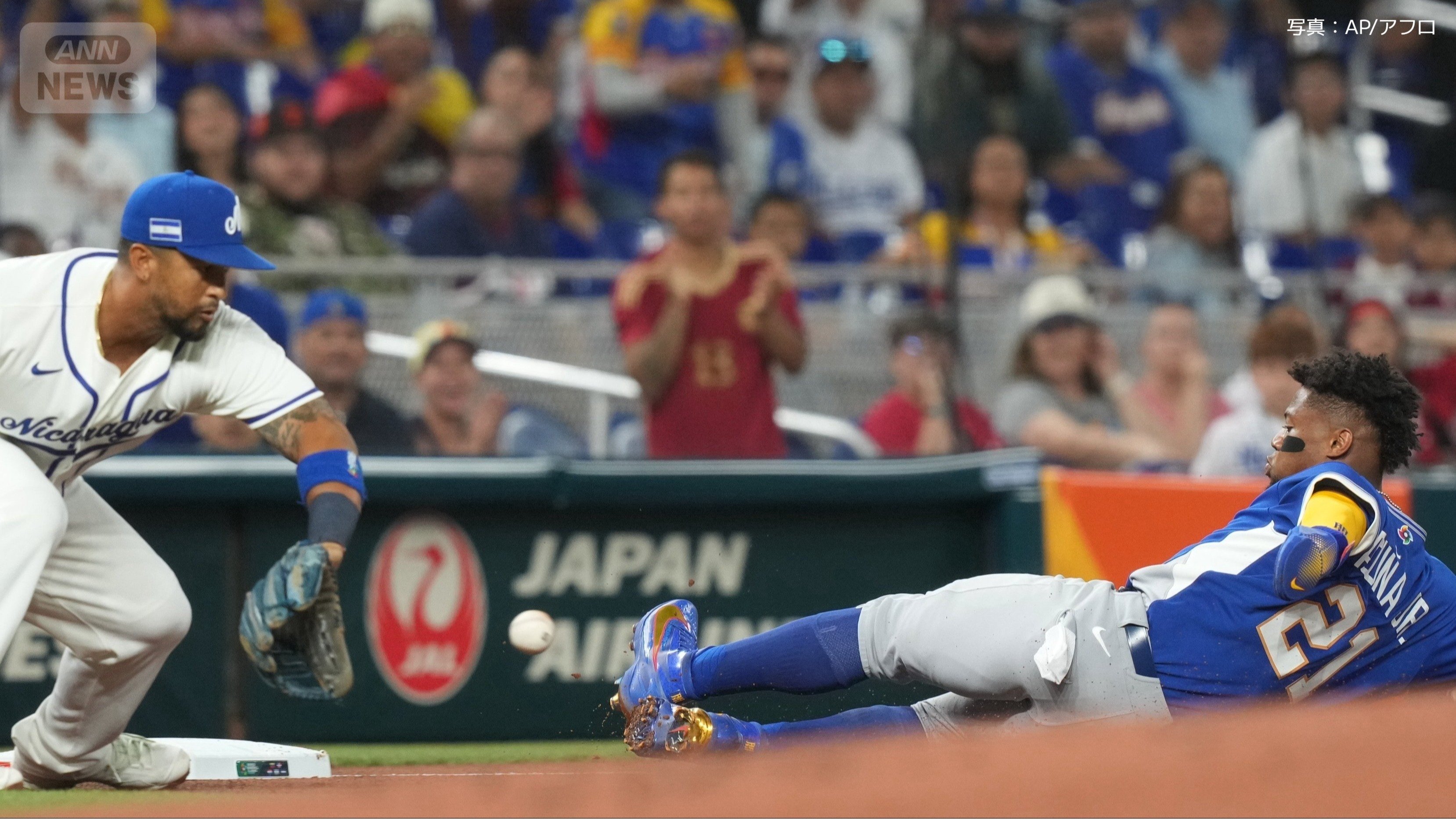 三盗を仕掛けるR.アクーニャJr.選手（ベネズエラ）