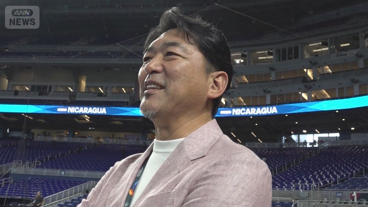 ベネズエラ対イスラエルの試合前に取材する齋藤隆氏（8日）