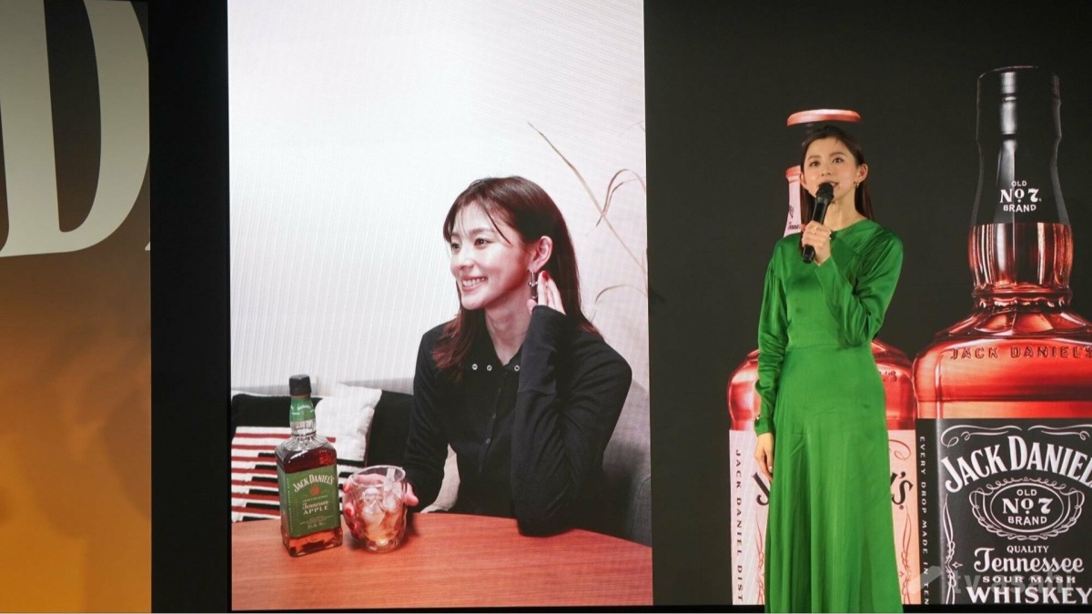 朝比奈彩、酒を飲む写真を公開「普段こんなきれいな格好してません！」