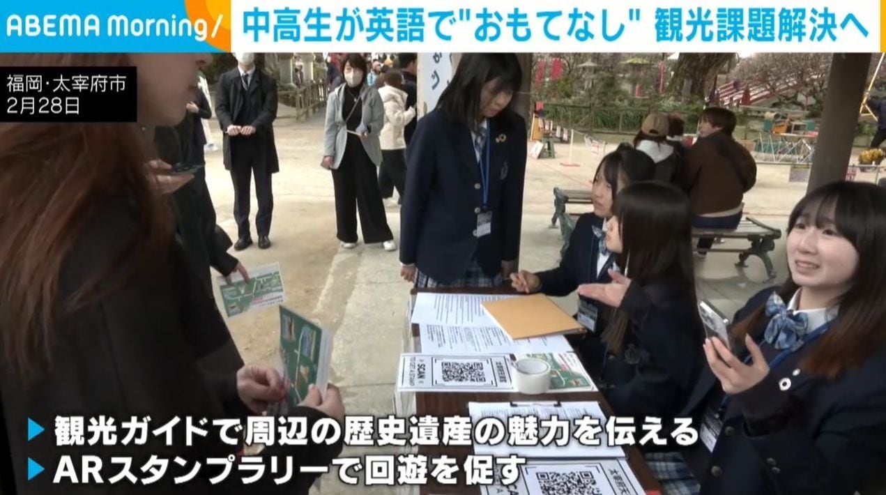 ガイドをする生徒