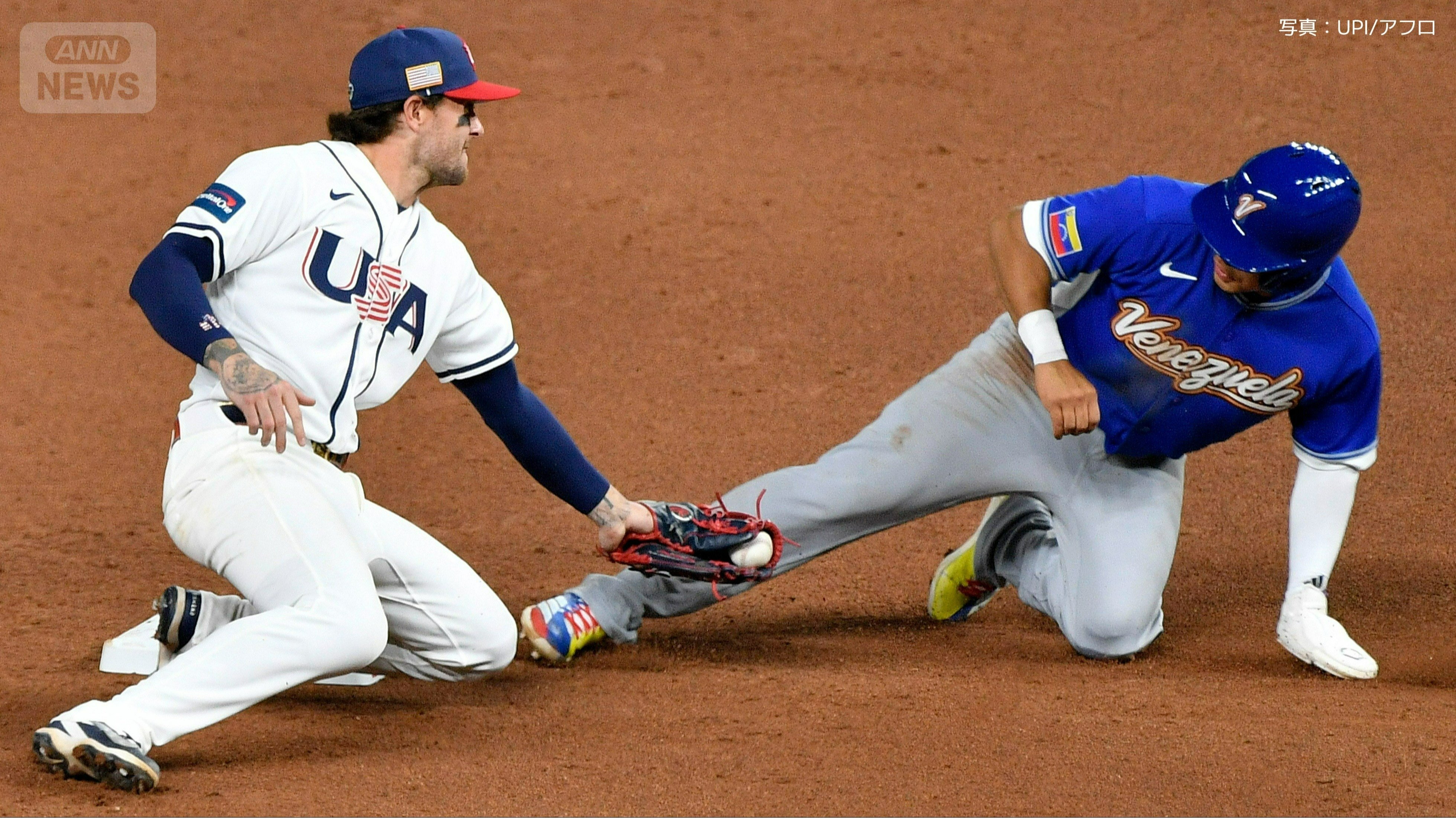 盗塁を決めたJ.サノヤ選手